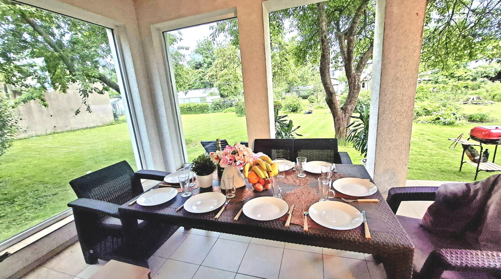 Spacious terrace for long evenings together with family, friends and pets!